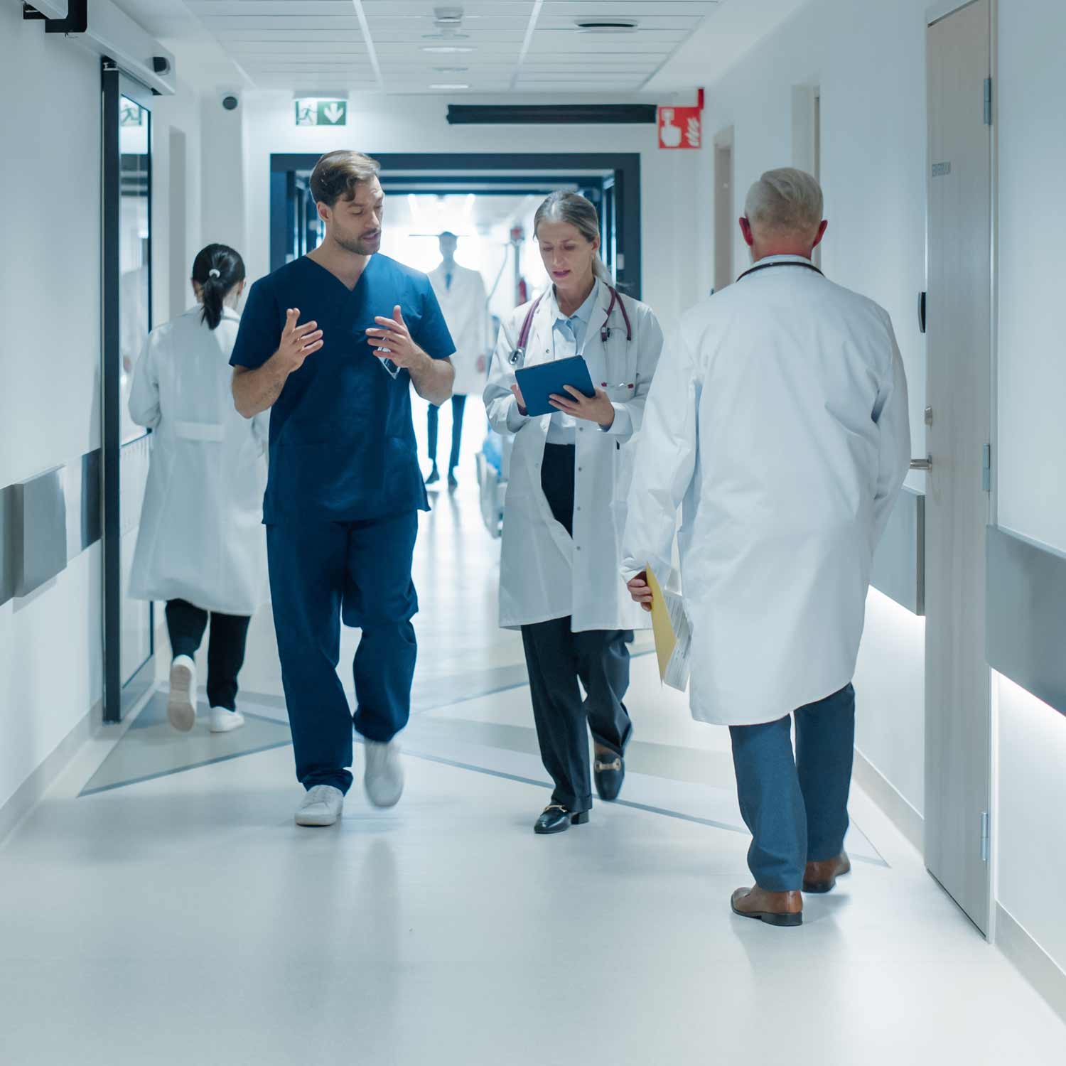 Hoitohenkilökunta sairaalakäytävällä